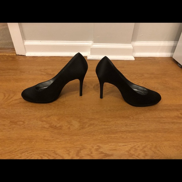 Stuart Weitzman black satin pumps - Picture 3 of 5